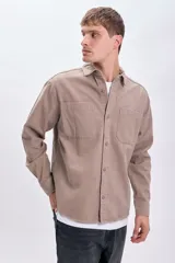Sobrecamisa color tostado con cuello clásico, cierre frontal con botones, dos bolsillos de parche en el pecho y corte recto.