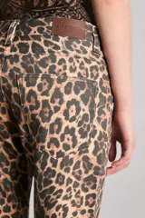 Pantalón crop de gabardina color marrón con estampado animal print, tiro medio y corte recto.