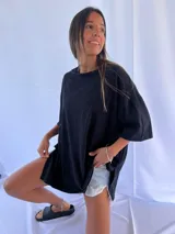 Remera negra de algodón, corte holgado y mangas cortas.