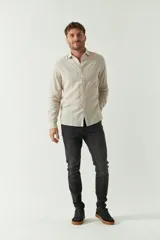 Camisa de manga larga tipo lino color beige, con corte semi slim y logo bordado.