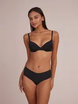 Conjunto de ropa interior negro, compuesto por un corpiño de microfibra con aro y un calzón tipo bikini.