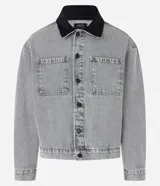 Campera trucker boxy de jeans gris con cuello de terciopelo negro, abotonada al frente, con bolsillos delanteros y mangas largas ajustadas.