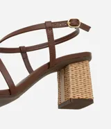Sandalia marrón con tiras finas, puntera cuadrada y tacón ancho con textura de rafia.
