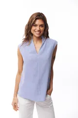 Blusa sin mangas con cuello mao y estampado a rayas verticales azules y blancas.