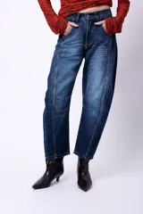 Jean slouch de denim azul, 100% algodón, de tiro medio.