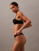 Conjunto de lencería negro, compuesto por un corpiño strapless con aro y una bombacha tipo colaless.