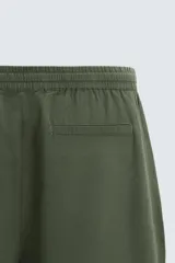 Pantalón azul marino de corte recto, con cintura elástica ajustable con cordón, bolsillos laterales y traseros.