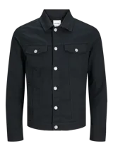 Campera de denim negra marca Jack & Jones, de corte recto, con cuello clásico, cierre frontal abotonado, bolsillos con solapa abotonada en el pecho y puños abotonados.