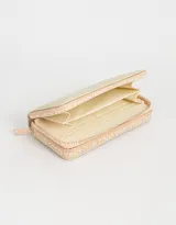 Billetera rectangular color lila con detalles en amarillo, formato fichero de tela deportiva con doble cierre circundante.