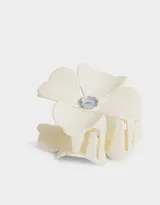 Broche negro con forma de flor y aplique de strass en el centro.