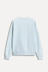 Sudadera celeste de algodón con cuello redondo y manga larga. Tiene un parche conmemorativo del 50 aniversario en el pecho y terminaciones en rib a tono.