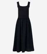 Vestido evasê negro, confeccionado en rib, con breteles anchos y escote redondo.