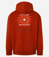 Sudadera con capucha color ladrillo, con cordón ajustable, bolsillo tipo canguro y puños acanalados. Estampa frontal con la frase "Love Found, Serenity Truth".