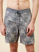 Bermuda de baño gris con estampado de flores blancas.