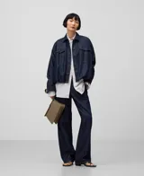Pantalón de denim de algodón para mujer, color azul oscuro. Diseño de tiro alto, con trabillas, cierre con botón metálico y cinco bolsillos. Corte recto con pespunte decorativo a contraste.