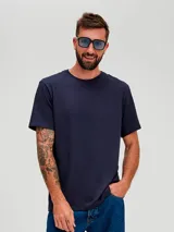 Camiseta básica de manga corta, cuello redondo y calce regular, color rojo jaspeado.