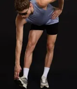 Bermuda deportiva masculina de microfibra, color negro, con corte running y perforaciones. Posee cintura elástica con cordón ajustable.