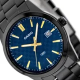 Reloj Casio analógico para hombre con caja y correa de acero inoxidable en color negro. La esfera es azul con un patrón texturizado de cuadros en tonos más claros y oscuros, y presenta índices y manecillas doradas. Incluye ventana de fecha a las 3 en punto.