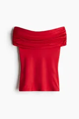 Top rojo de punto elástico con hombros descubiertos, escote ancho con doblez y laterales fruncidos.