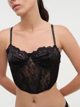 Corset negro con copas de satén, breteles finos regulables y cuerpo de encaje floral.