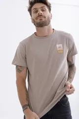 Remera de manga corta color verde azulado con cuello redondo y estampado frontal con el texto "UH3" en blanco.