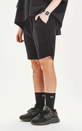 Bermuda negra de algodón con cintura elástica, cordón ajustable con texto bordado y bolsillos laterales.