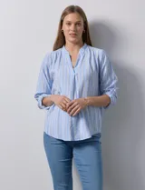 Blusa beige con rayas verticales blancas, escote en V y mangas 3/4 regulables con presilla y botón.