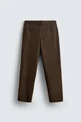 Pantalón relaxed fit color marrón confeccionado en tejido de algodón con estructura twill. Cintura con pliegues frontales, bolsillos laterales en cadera y detalle de bolsillos traseros de doble vivo con botón. Cierre frontal con cremallera y botón.
