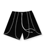 Bermuda de felpa negra, corte ancho, confeccionada en 100% algodón. El producto es seleccionado al azar de un surtido de modelos disponibles.