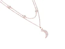 Collar doble de plata 925 con baño de oro rosa. La cadena superior tiene circonitas blancas y la cadena inferior tiene un dije de luna con circonitas.