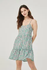 Vestido corto con estampado floral, breteles finos, corte holgado y cuello redondo.