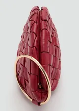 Bolso de mano pequeño confeccionado en piel ovina con diseño trenzado en color bordó. Presenta una forma de media luna, cierre a presión y forro interior de algodón. Incluye un detalle de aro metálico dorado en el lateral.