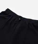 Pantalón deportivo estilo jogger color ladrillo, confeccionado en poliviscosa. Cuenta con cintura ajustable, bolsillos laterales y dobladillo ajustado.