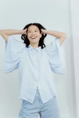 Camisa blanca de lino con cuello clásico y mangas cortas acampanadas.
