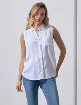 Camisa blanca sin mangas, de lino, con cuello clásico, escote en V, cierre frontal con botones y bolsillo en el pecho.