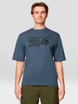 Camiseta de manga corta color azul grisáceo, confeccionada en jersey 100% algodón liviano, con estampado serigrafiado a base de agua y sin PVC del logo de Mountain Hardwear en el pecho.