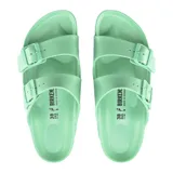 Sandalias Birkenstock modelo Arizona, fabricadas en EVA de color verde menta. Presentan dos tiras ajustables con hebillas y plantilla anatómica.