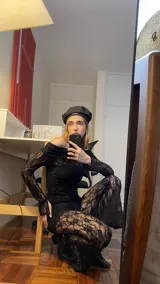 Conjunto de top y pantalón de encaje negro. El top es de escote bardot y mangas largas acampanadas. El pantalón es de corte palazzo.