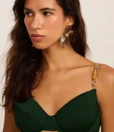 Top de bikini verde oscuro, modelo media taza con aro, confeccionado en microfibra texturizada. Tiene breteles elásticos ajustables con adornos de bambú natural y lazo en la espalda.