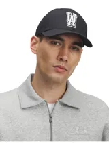 Gorro negro de sarga de algodón con logo bordado en blanco en el frente. Tiene visera curva y cierre ajustable en la parte posterior.