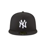 Gorro New Era negro con el logo de los New York Yankees bordado en blanco en el frente y el logo de la MLB bordado en el lateral.