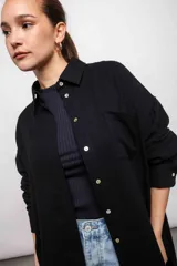 Camisa negra de manga larga con botones y cuello. Confeccionada en lino y viscosa.