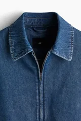 Campera de denim azul con cuello clásico, cierre frontal con cremallera, bolsillos laterales insertados al bies, un bolsillo interior, puños y bajo con elástico revestido. Forrada y de corte estándar.