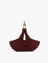 Bolso de mano color bordó con cuentas de madera tejidas y asas circulares doradas.