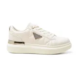 Championes blancos con plataforma, detalles acolchados y logo triangular dorado con strass en el lateral.