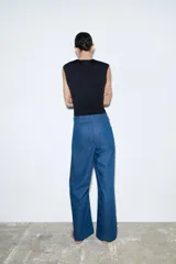 Pantalón de jean de pierna ancha, tiro alto y largo hasta el tobillo.