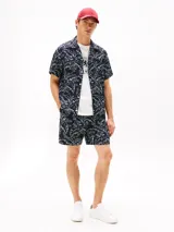 Camisa de manga corta con estampado floral en tonos azul y blanco.