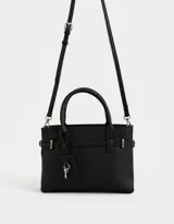 Cartera tipo city de cuerina color negro con correa con charm decorativo, manijas superiores con abrojo y cierre superior.