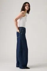 Pantalón de jean azul oscuro, corte super baggy, tiro alto y pierna extra ancha.