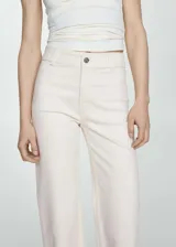 Pantalón de jean color crudo, de corte culotte, tiro alto y bajo deshilachado.